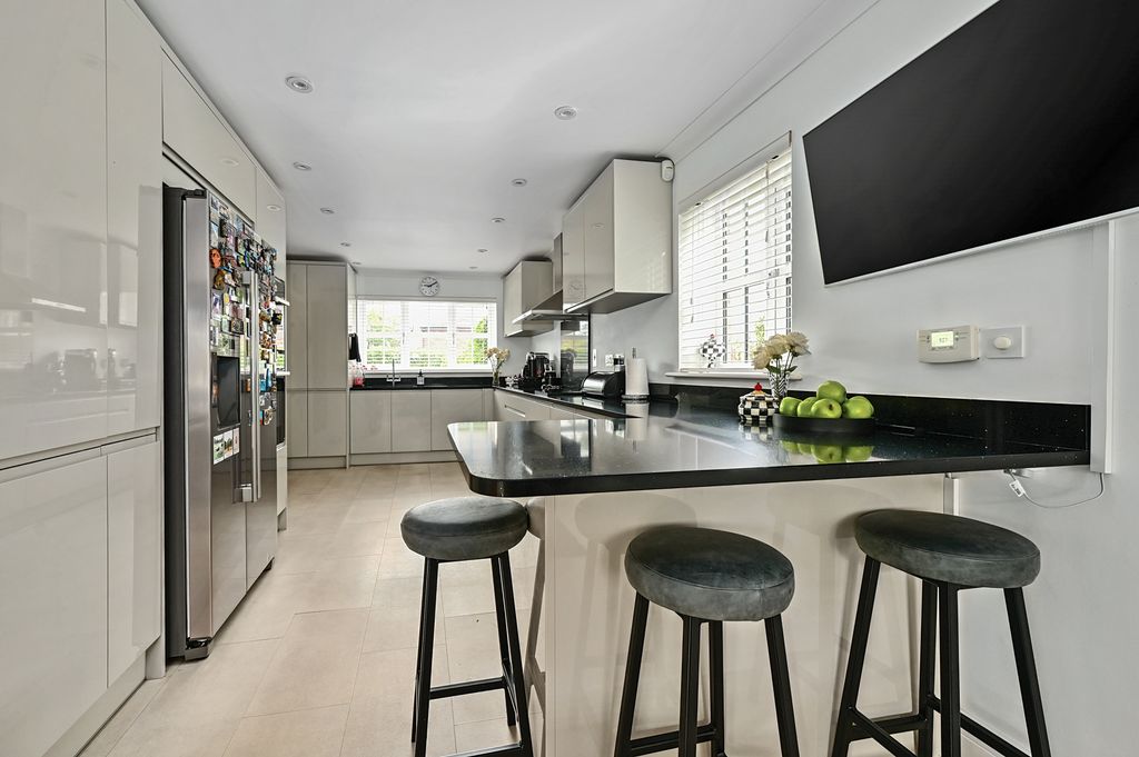 Property photo 3 of 12 149 Fleet Rd (10)