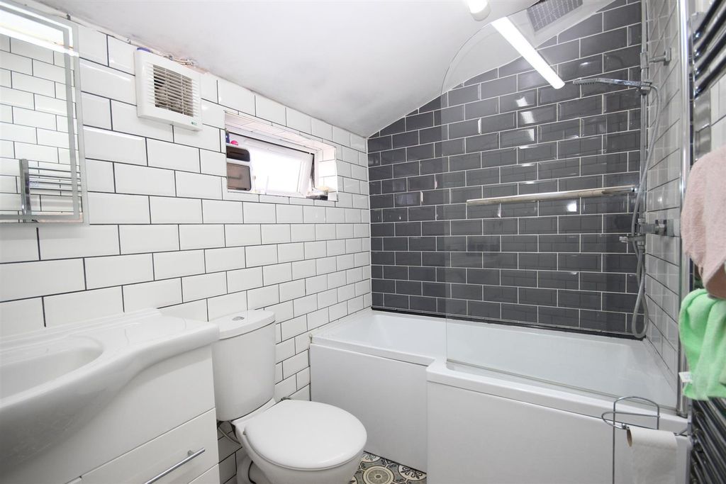 Property photo 3 of 22 Bathroom