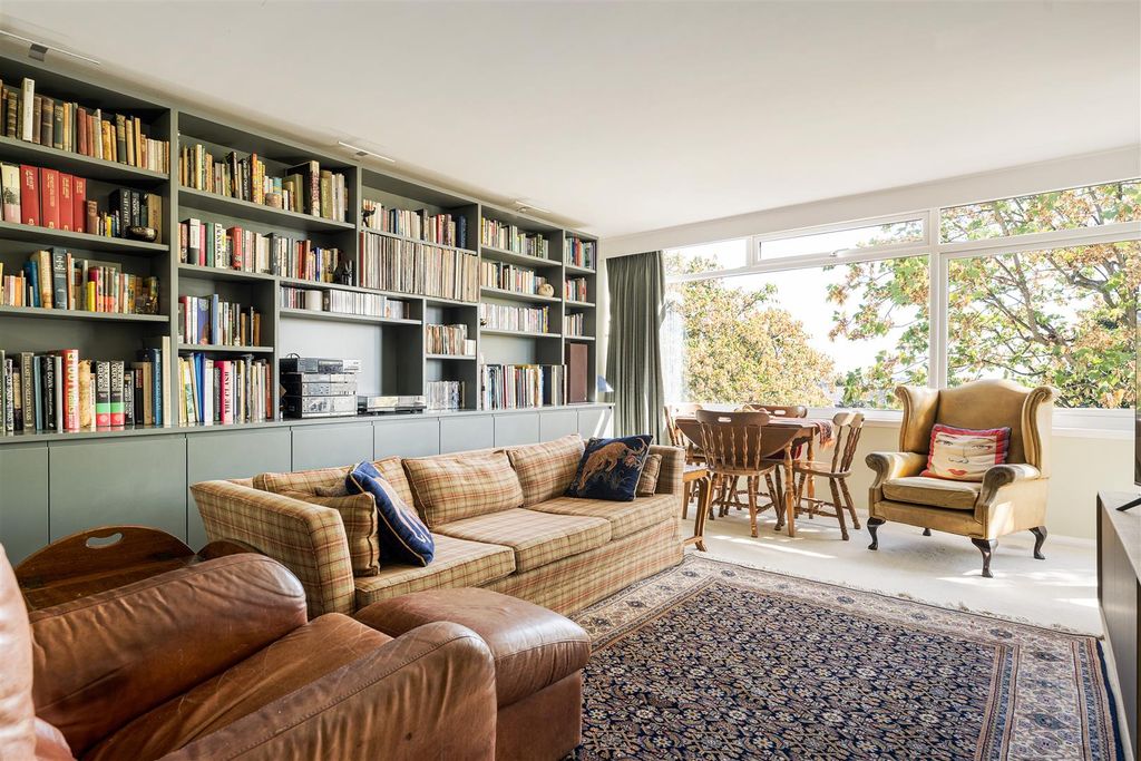 Property photo 1 of 32 Woodford Road, E18