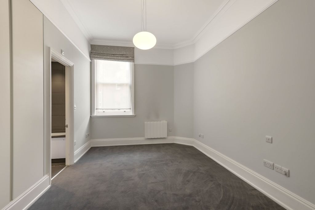 Property photo 3 of 5 Pont Street