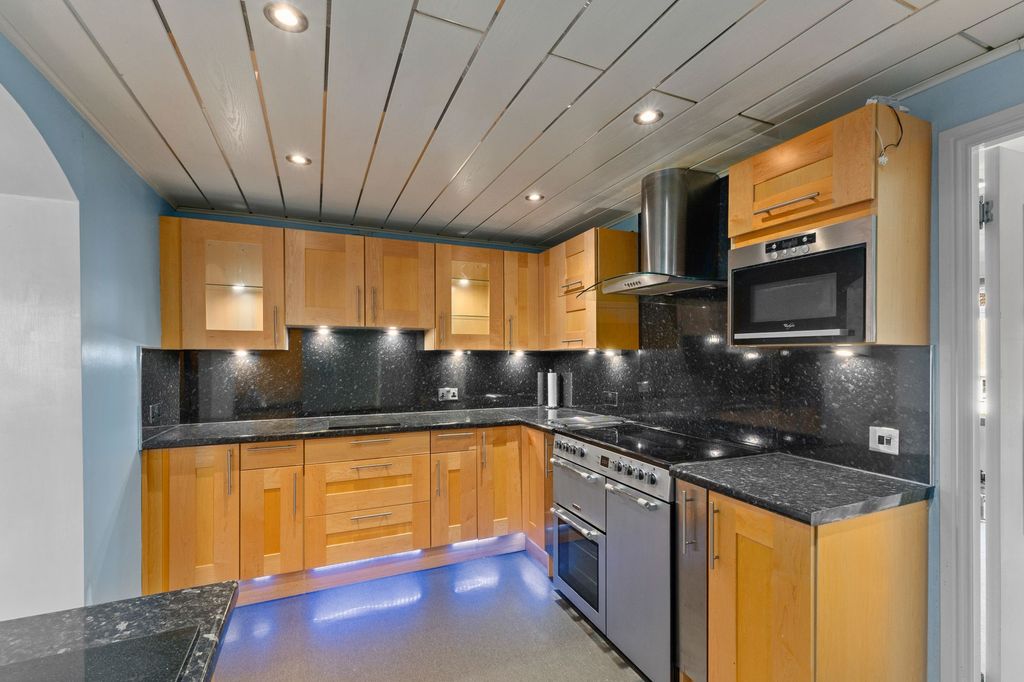 Property photo 2 of 26