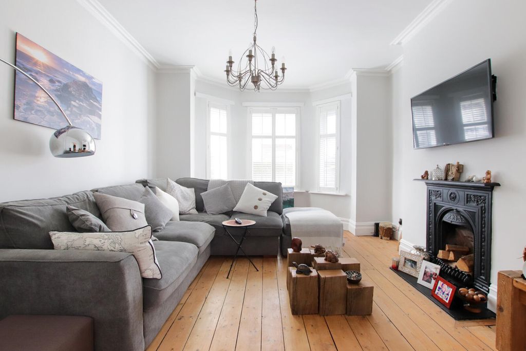 Property photo 3 of 20 Living Room