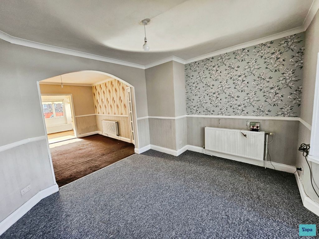 Property photo 3 of 14 Lounge