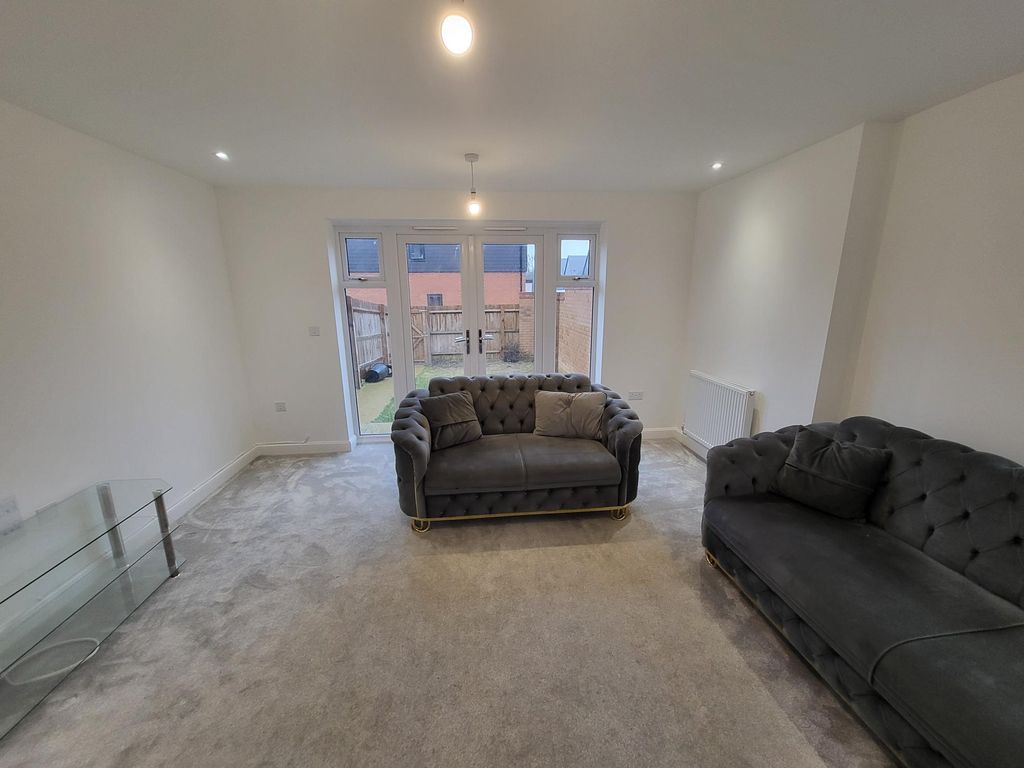 Property photo 2 of 16 Living Room