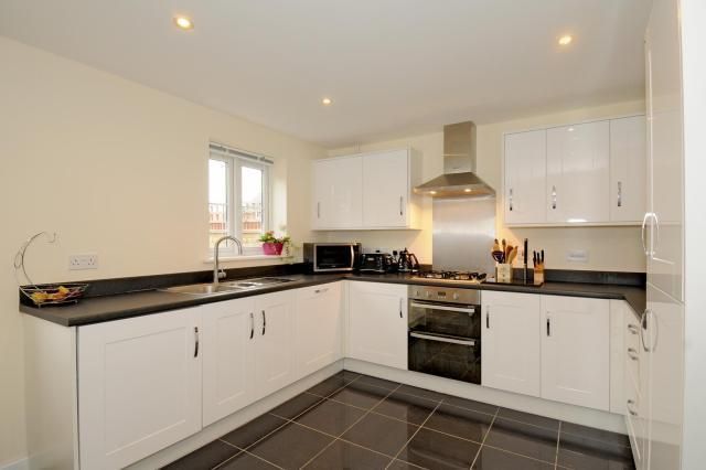 Property photo 3 of 10 Kitchen