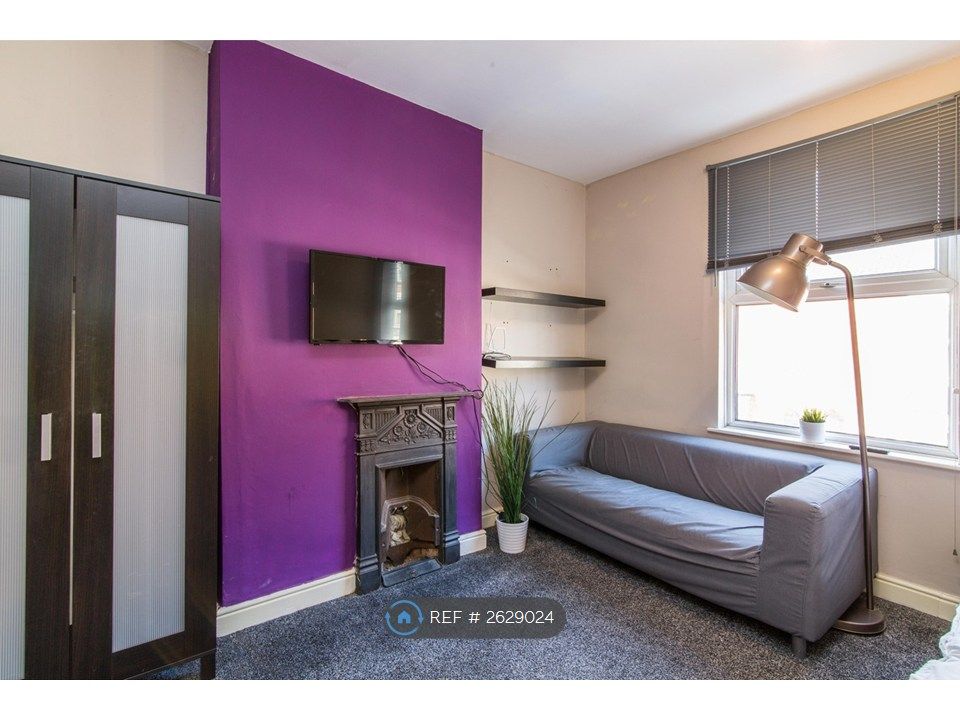 Property photo 2 of 8 Ensuite Room