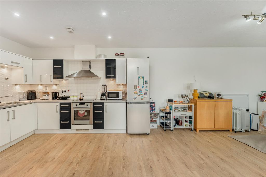 Property photo 3 of 10 36 People's Place, Banbury-19.Jpg