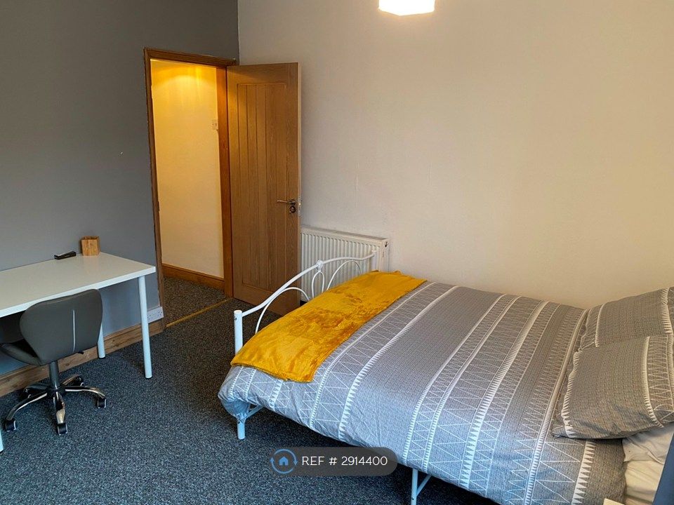 Property photo 3 of 6 (Front) Double Bed