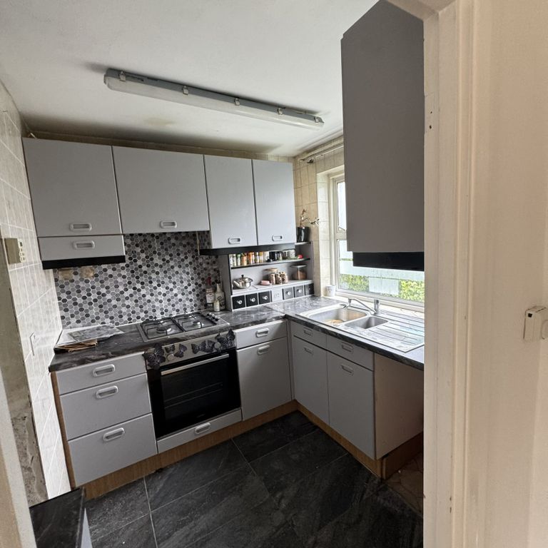Property photo 1 of 7 Two Bedroom Split-Level Maisonette Maisonette For Sale