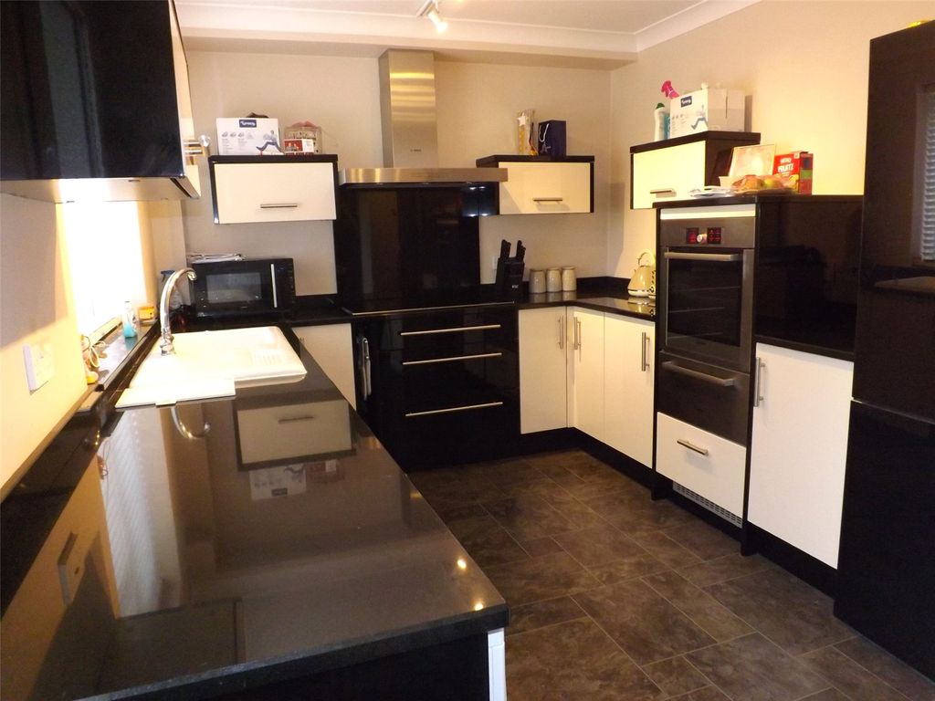 Property photo 2 of 9 Kitchen