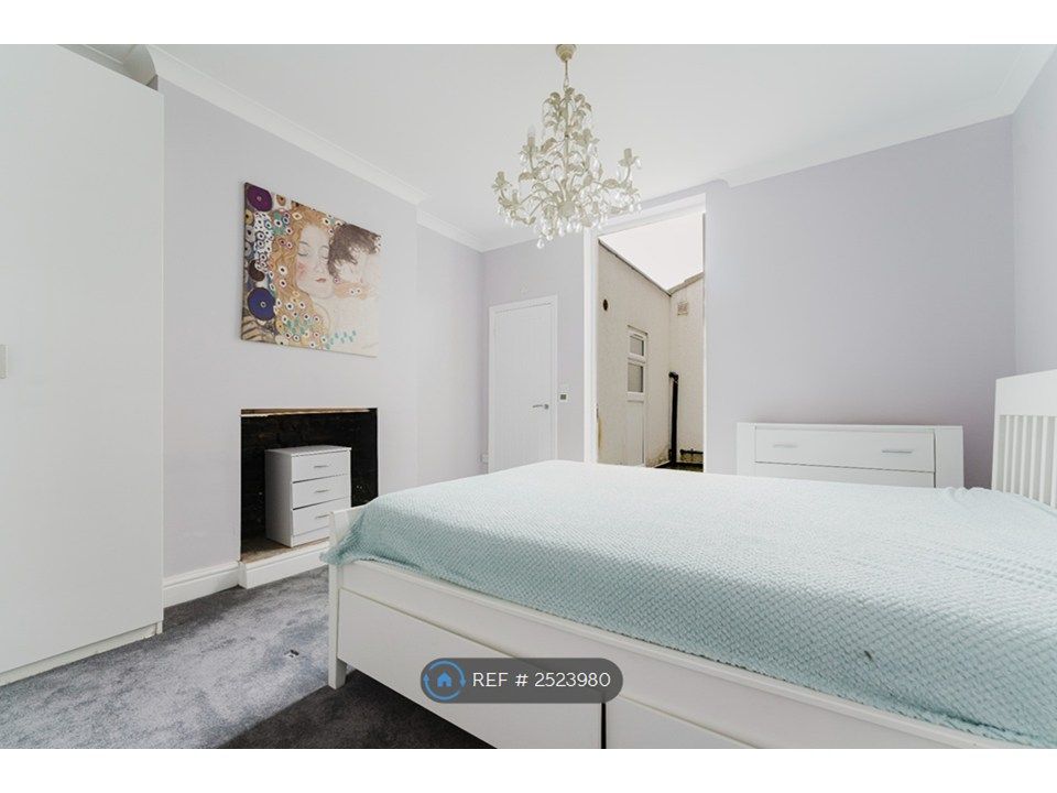 Property photo 3 of 10 En Suite Double Bedroom
