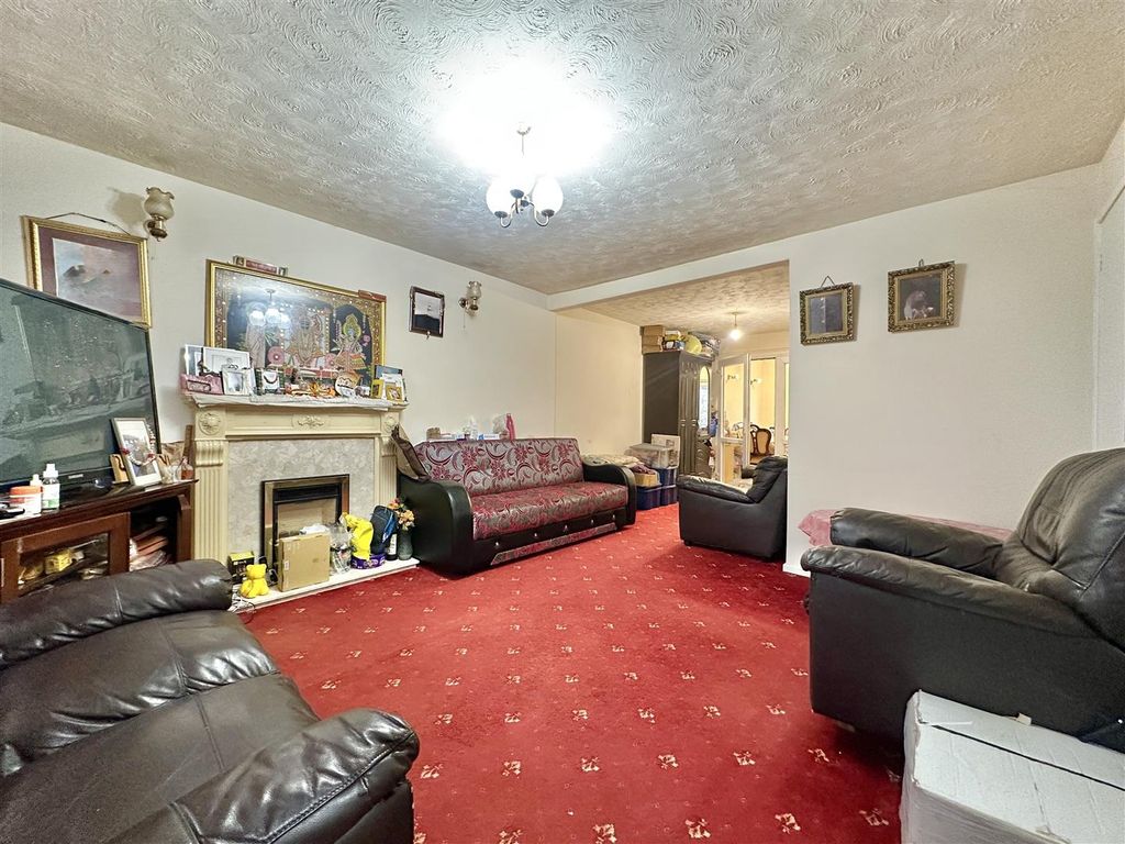 Property photo 2 of 16 Lounge