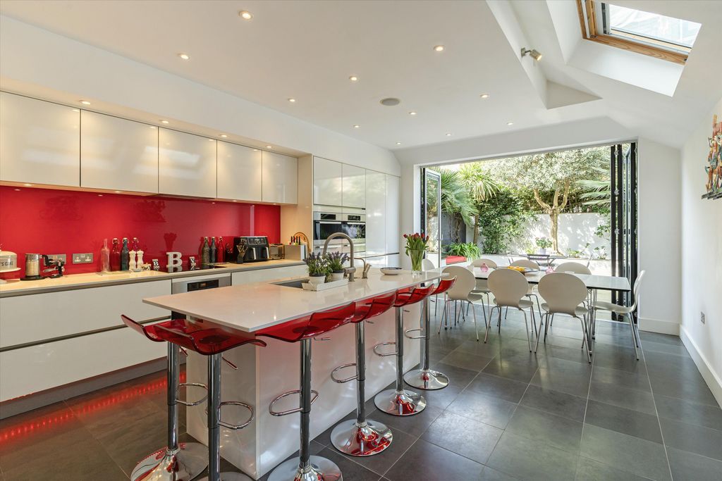 Property photo 2 of 18 Image