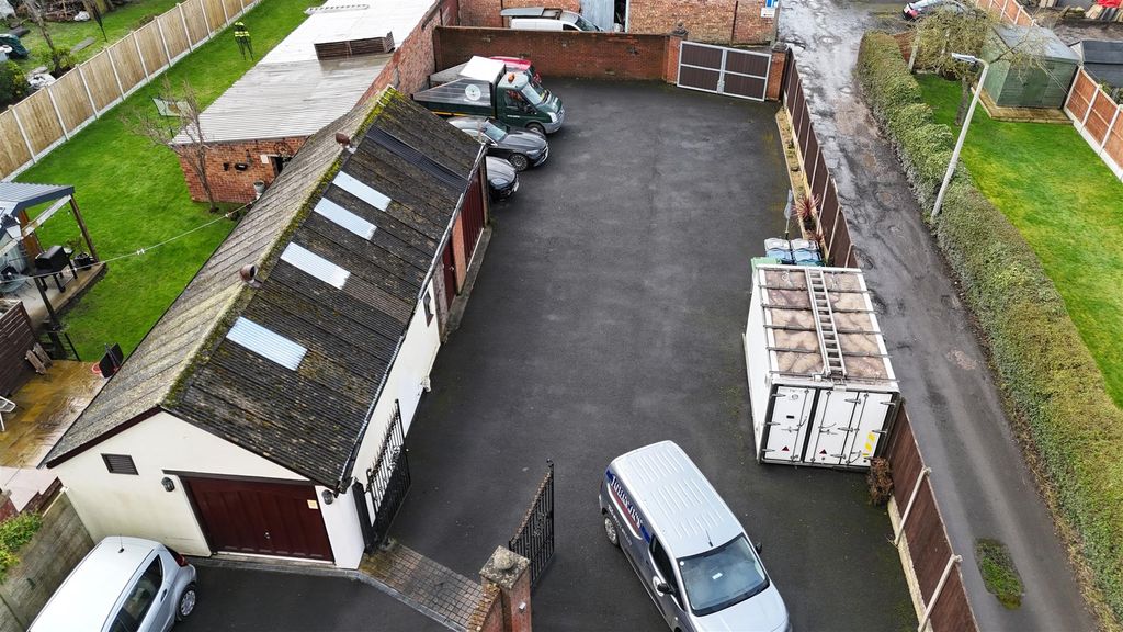 Property photo 3 of 16 271-273 Rear Carpark And Garage