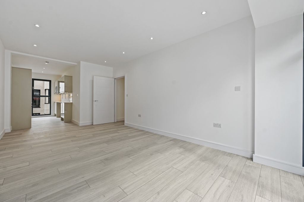 Property photo 1 of 7 Cs - Flat 5, 320 Station Road - 27 (1)