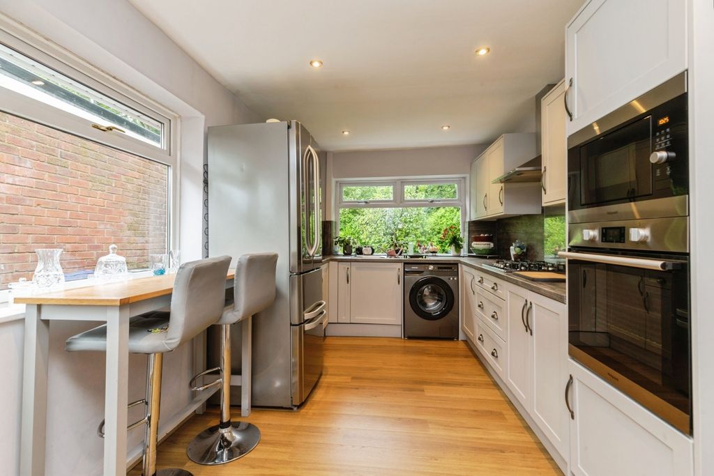 Property photo 3 of 17 Breakfast Kitchen