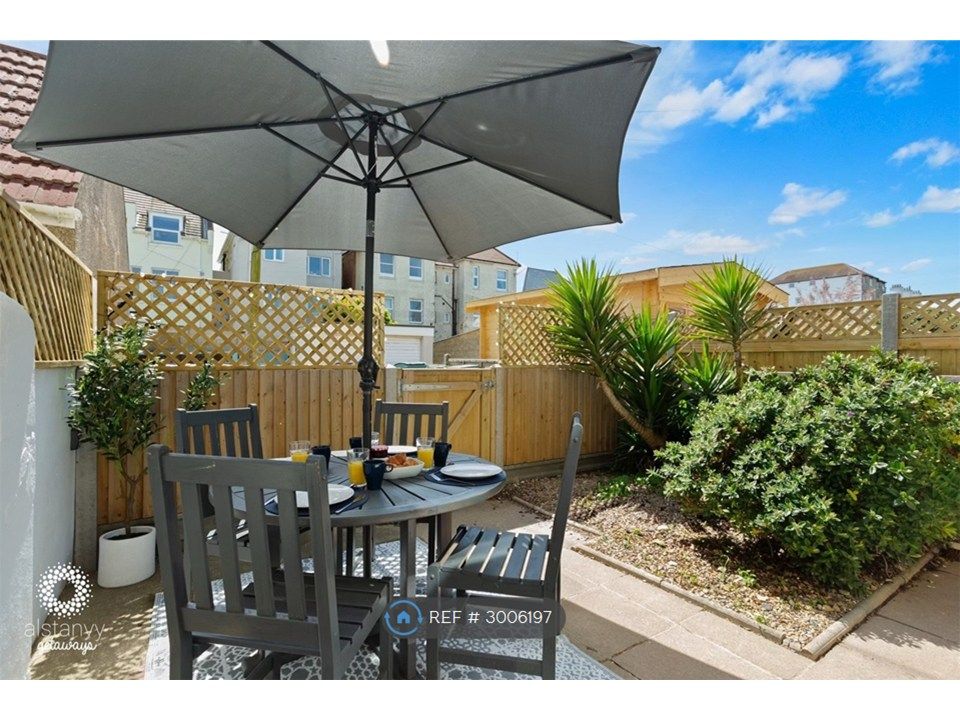 Property photo 2 of 16 Courtyard Garden