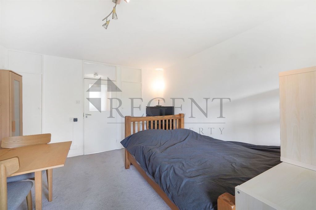Property photo 3 of 14 Studio