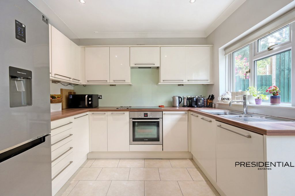 Property photo 2 of 28