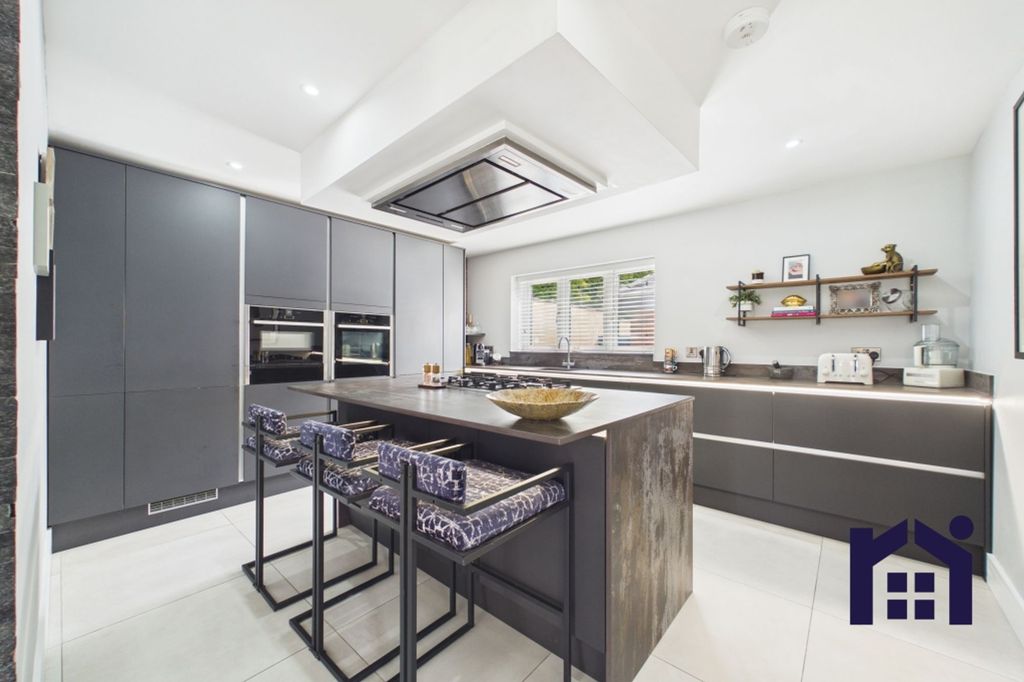 Property photo 3 of 41 Breakfast Kitchen