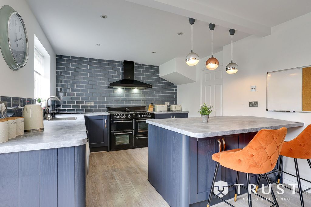 Property photo 2 of 40