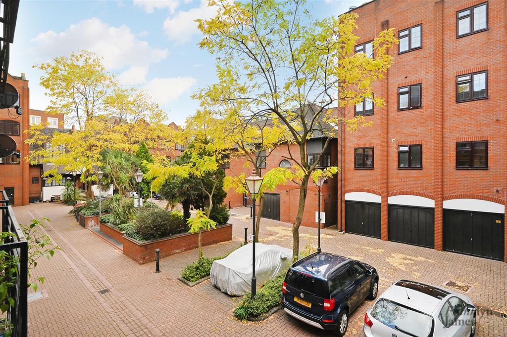 Property photo 2 of 11 St-George-Square (6).Jpg