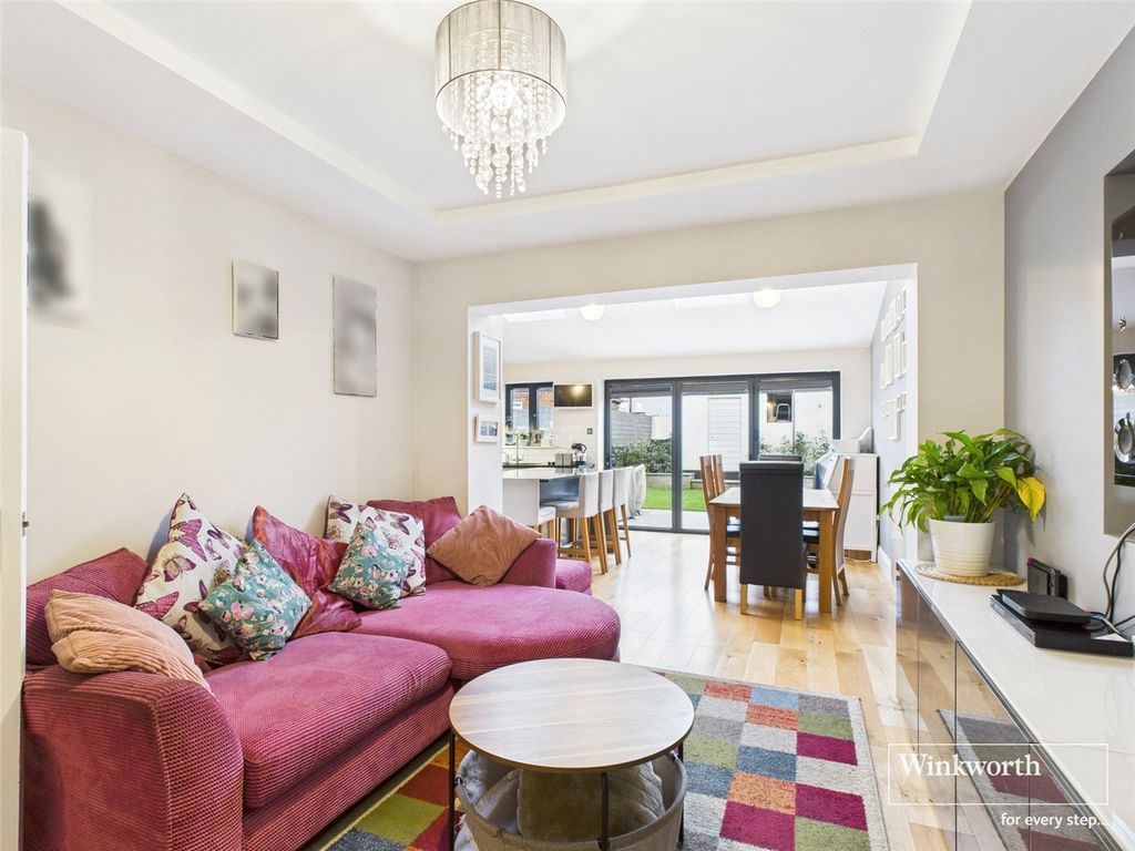 Property photo 2 of 12 Through Lounge