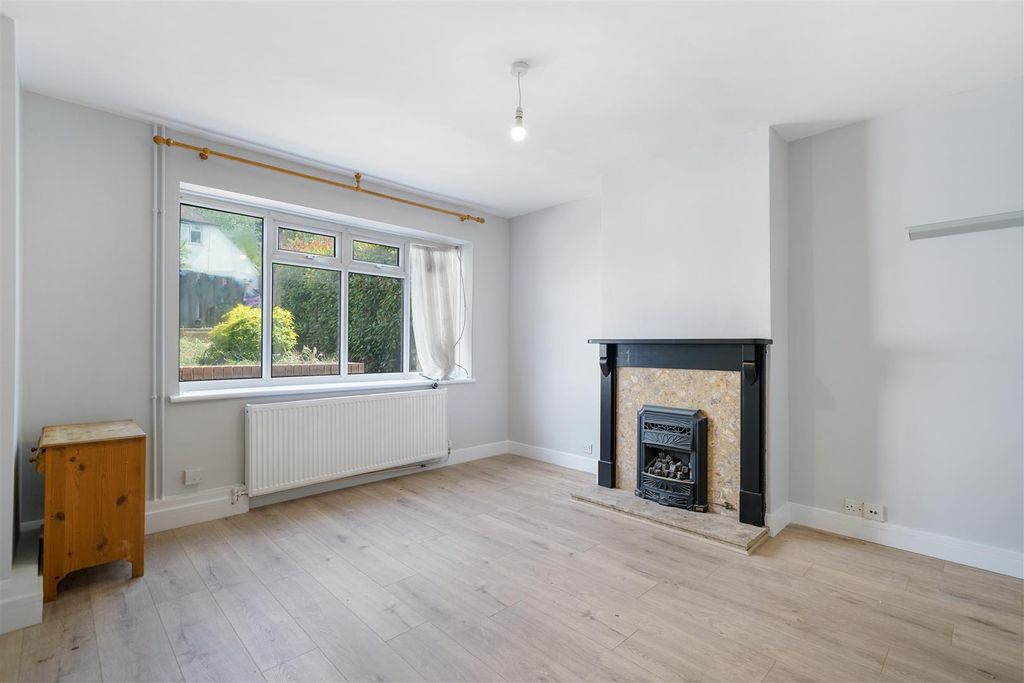 Property photo 2 of 13 63 Beverley Gardens - Fbtxhferihfyvlph2Png.Jpg