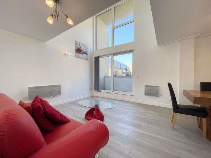 Property photo 2 of 15 Lounge 3