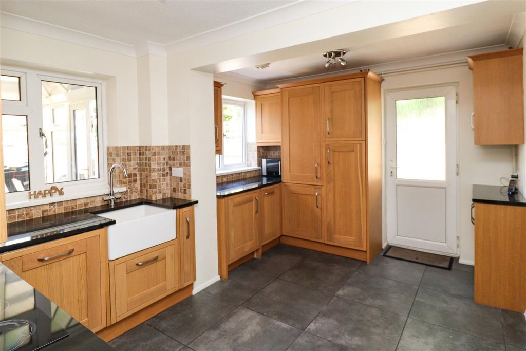 Property photo 3 of 17 Kitchen