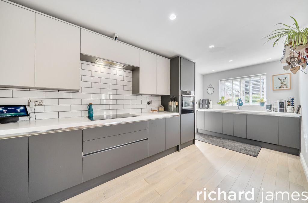 Property photo 2 of 18 3491447038A84Cb29364B4E14Aec3769