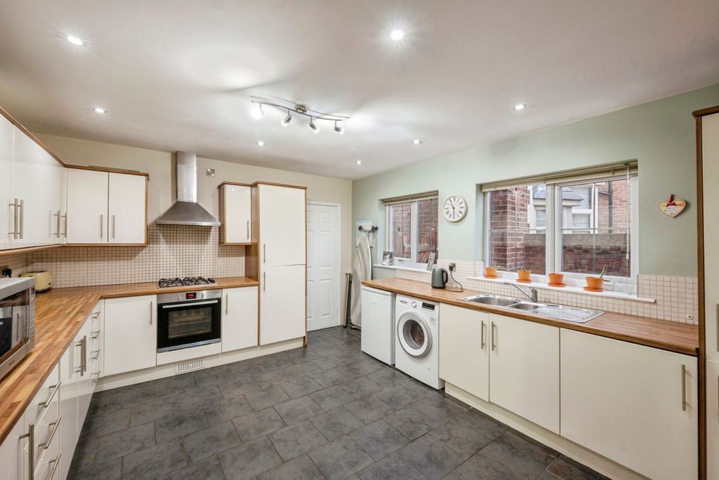 Property photo 3 of 17 Kitchen