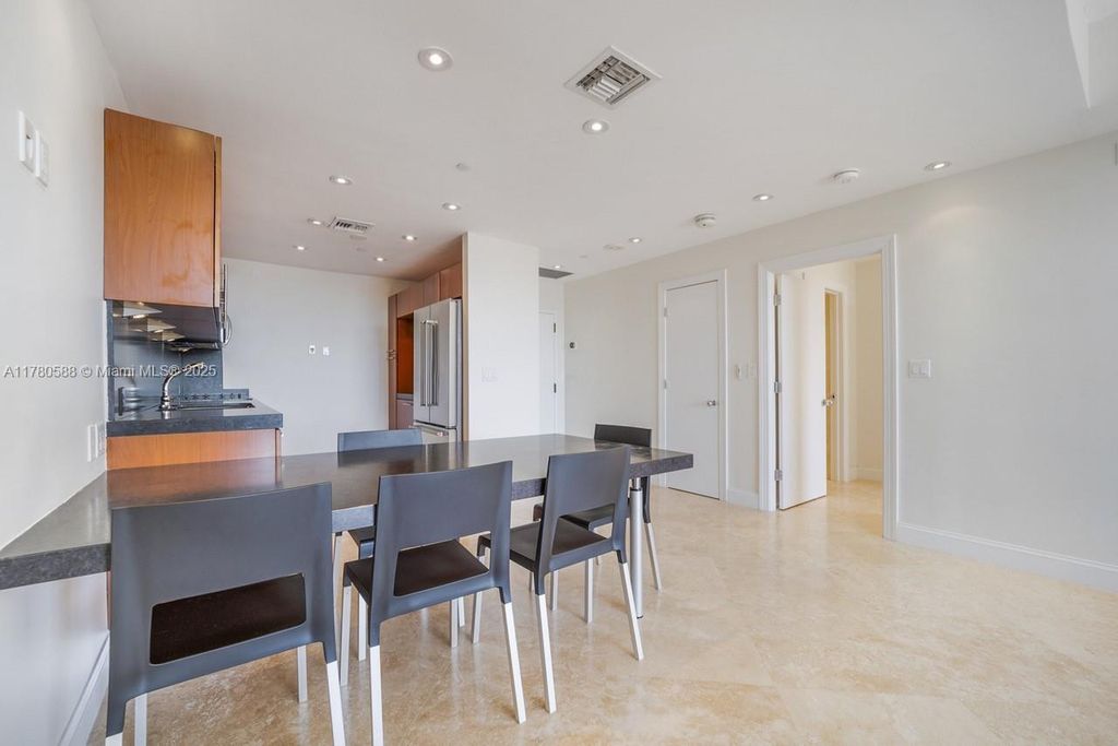 Property photo 3 of 11 <Alttext/>