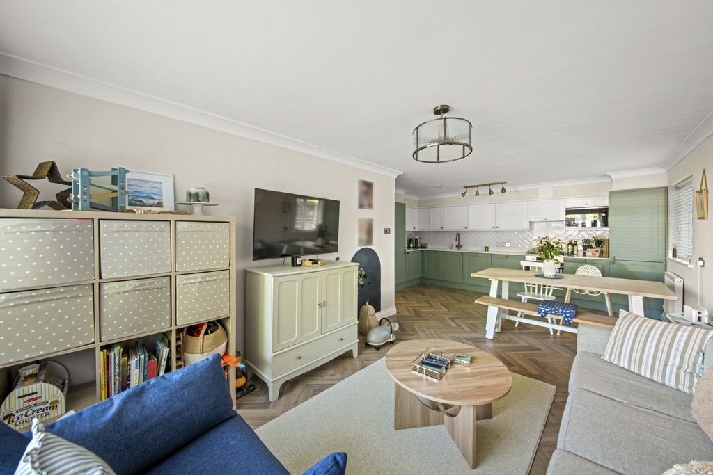 Property photo 1 of 15 Photo 7