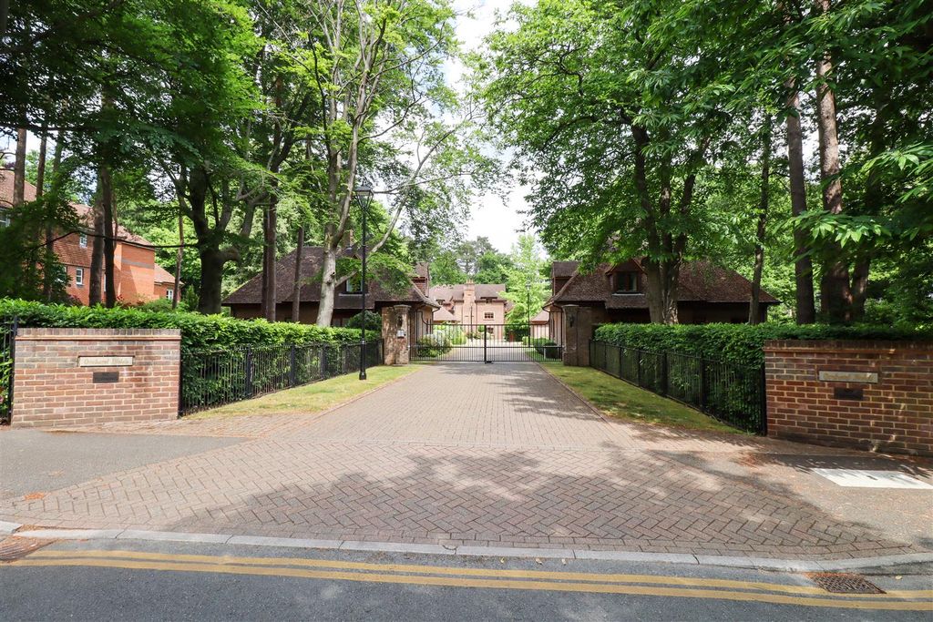 Property photo 2 of 20 Gated Entrance