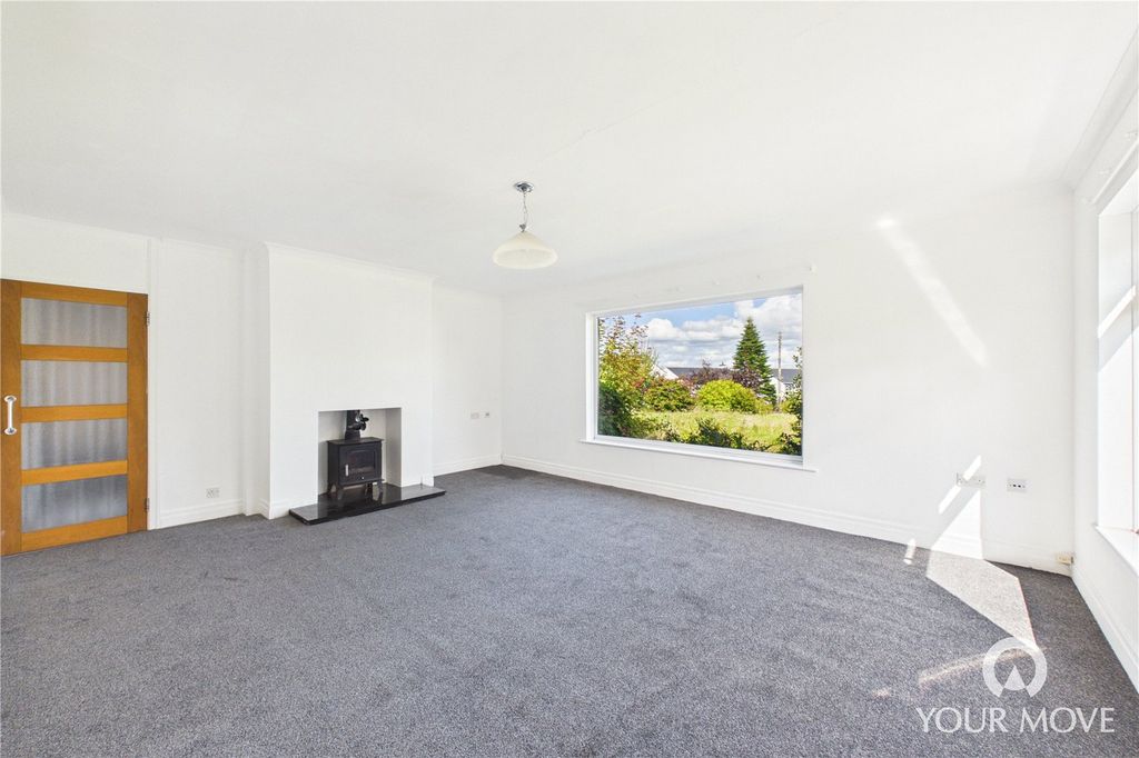 Property photo 3 of 18 Living Room