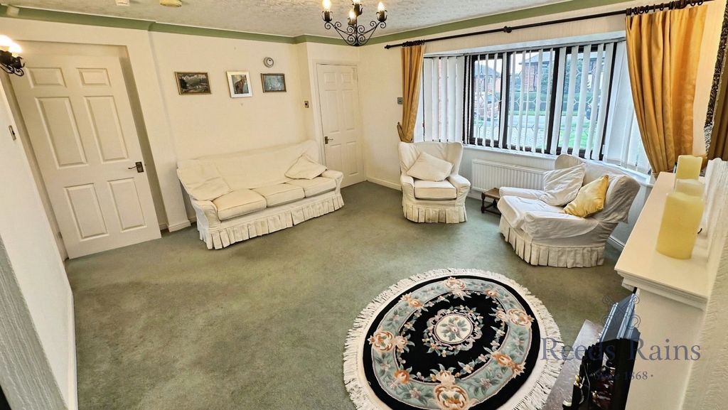 Property photo 3 of 17 Lounge