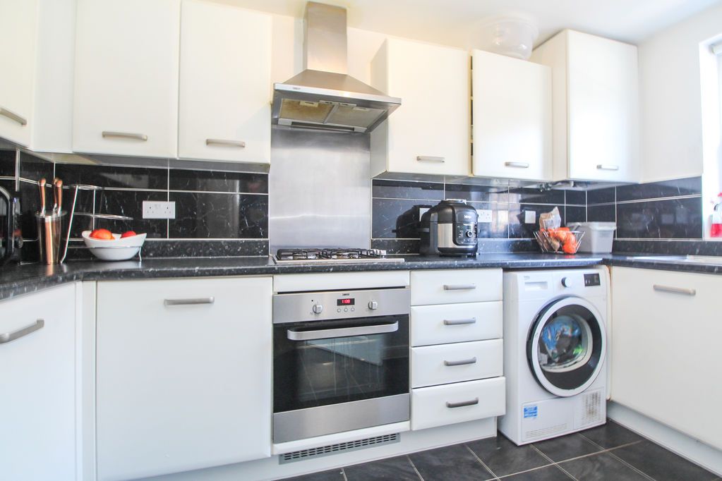 Property photo 3 of 17 Kitchen