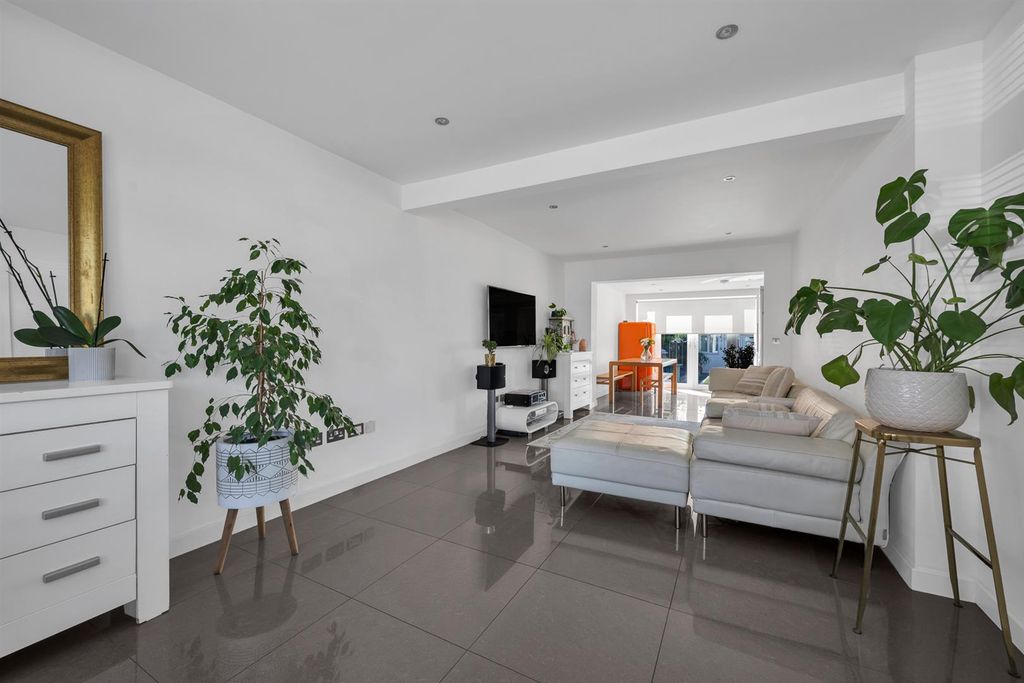 Property photo 3 of 21 Lounge