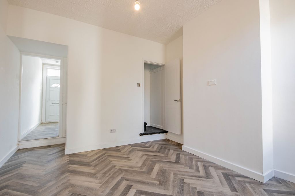 Property photo 3 of 10 E-6