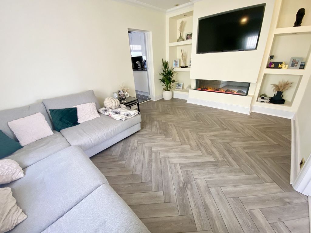 Property photo 3 of 17 Lounge