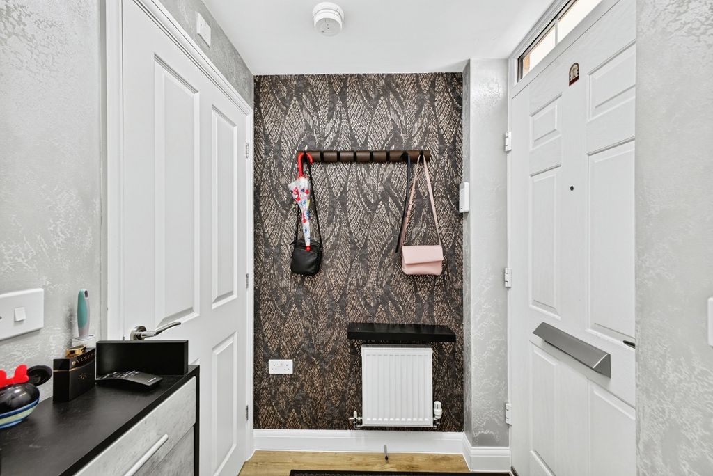 Property photo 2 of 20 Entrance Hall