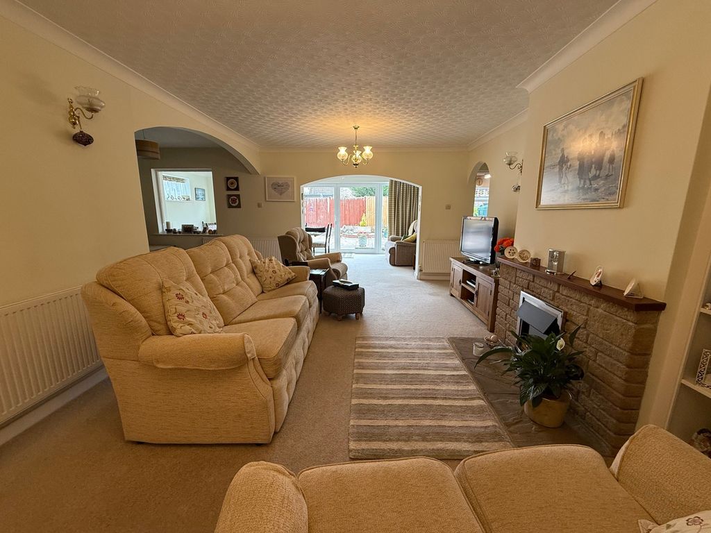 Property photo 2 of 16 Lounge