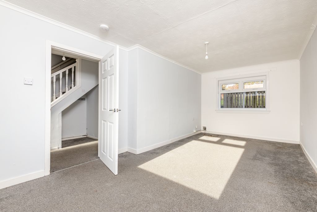 Property photo 3 of 17 Lounge