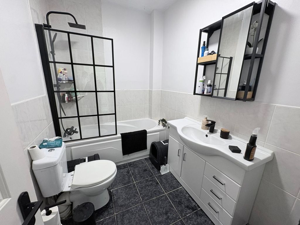 Property photo 3 of 10 Bathroom