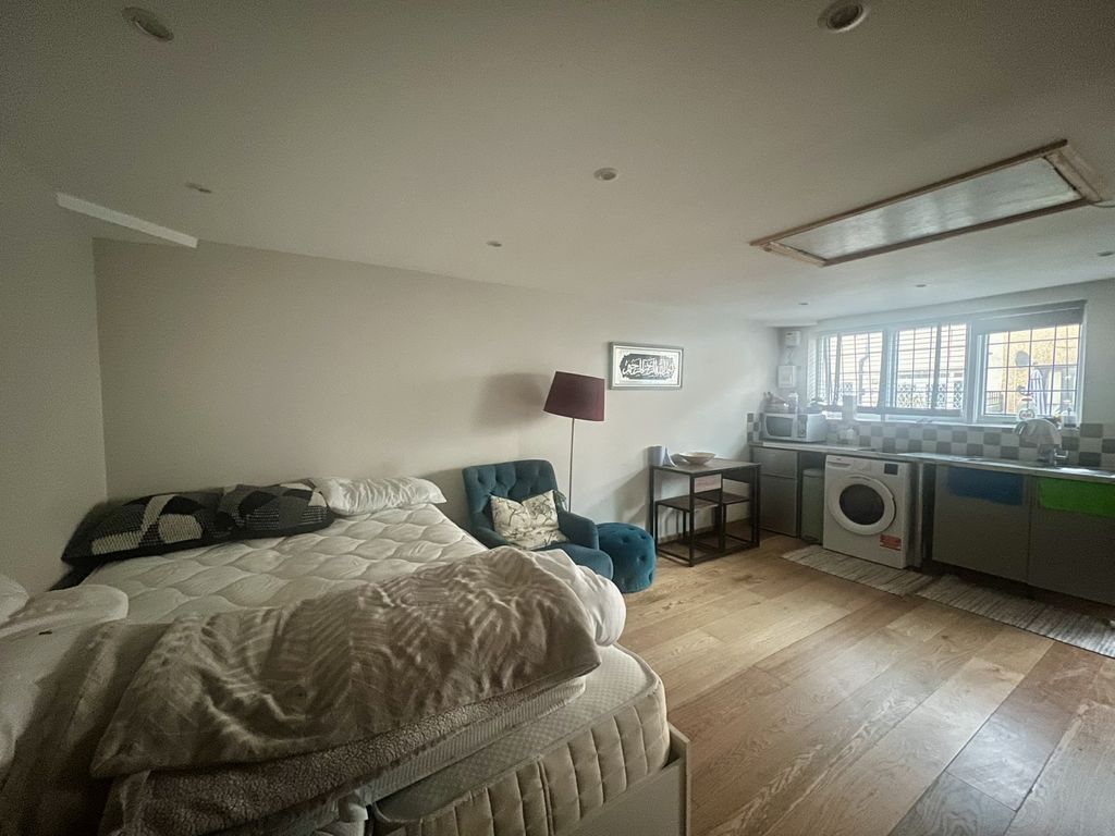 Property photo 3 of 6 Gallery