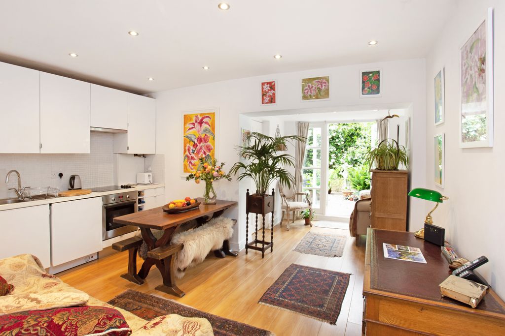 Property photo 1 of 12 39A Swanscombe Road