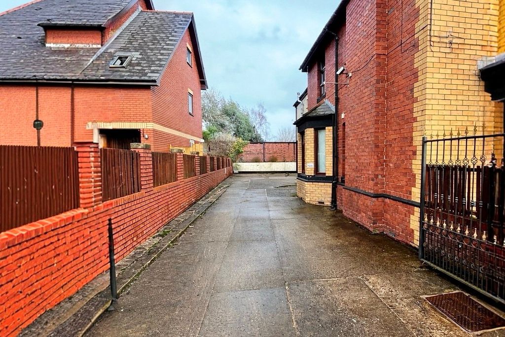 Property photo 3 of 27 Driveway