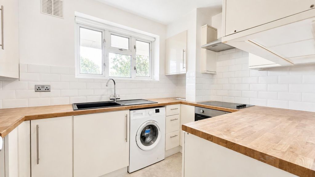 Property photo 1 of 9 Kitchen