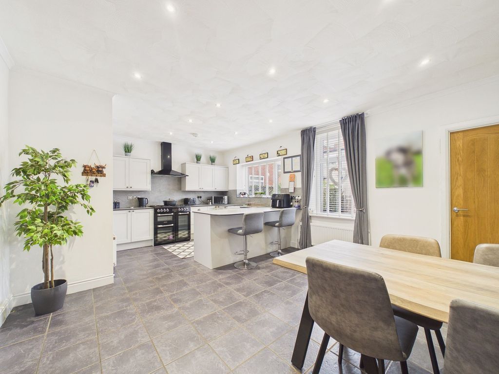 Property photo 2 of 15 Dining Kitchen